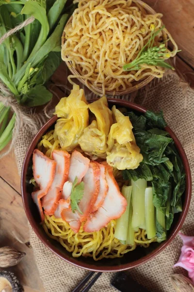 Fideos de huevo con cerdo y albóndigas es delicioso . —  Fotos de Stock