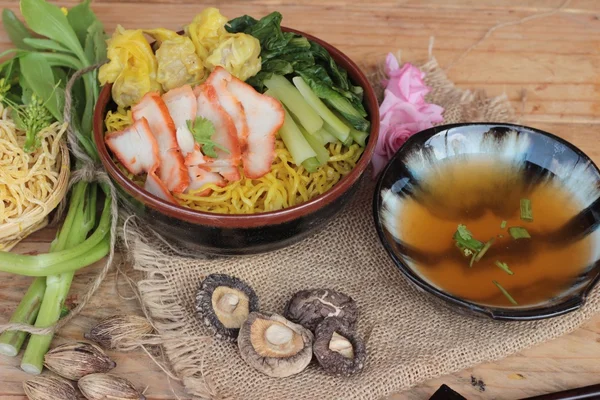 Fideos de huevo con cerdo y albóndigas es delicioso . —  Fotos de Stock