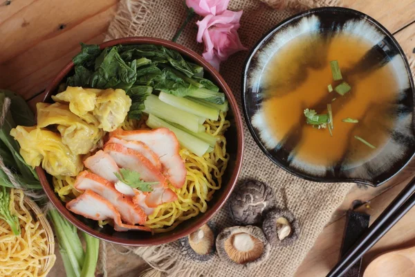 Domuz eti ve hamur tatlısı ile yumurta noodles lezzetli.