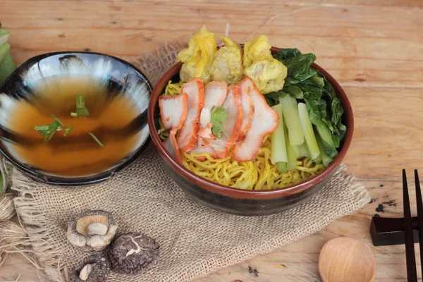 Domuz eti ve hamur tatlısı ile yumurta noodles lezzetli.