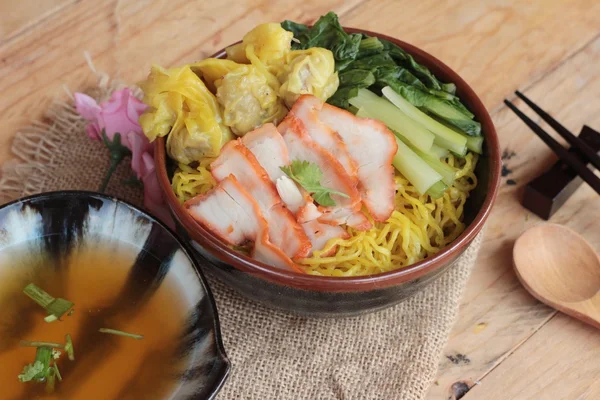 Domuz eti ve hamur tatlısı ile yumurta noodles lezzetli.