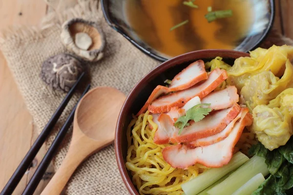 Domuz eti ve hamur tatlısı ile yumurta noodles lezzetli.