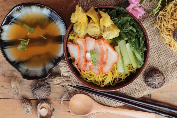 Domuz eti ve hamur tatlısı ile yumurta noodles lezzetli.