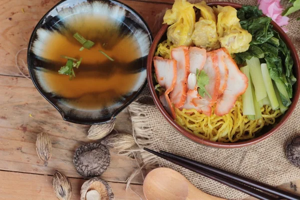 Fideos de huevo con cerdo y albóndigas es delicioso . — Foto de Stock