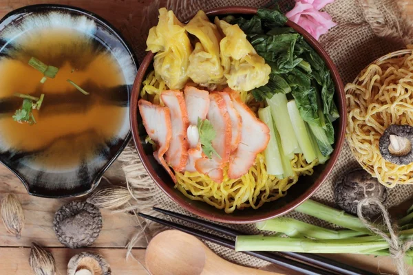 Domuz eti ve hamur tatlısı ile yumurta noodles lezzetli.