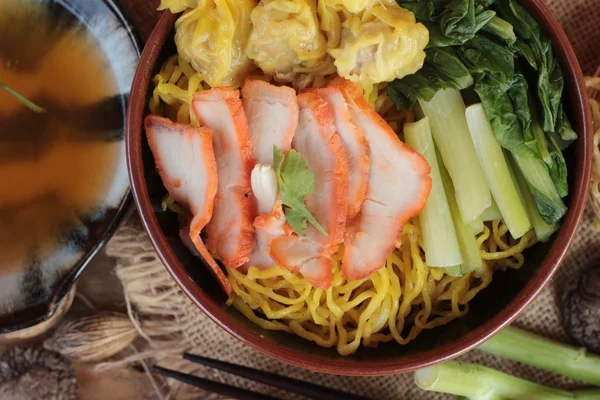 Fideos de huevo con cerdo y albóndigas es delicioso . —  Fotos de Stock