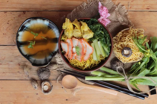 Fideos de huevo con cerdo y albóndigas es delicioso . — Foto de Stock