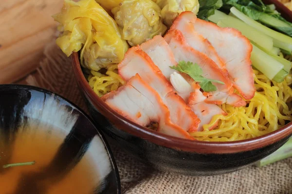 Domuz eti ve hamur tatlısı ile yumurta noodles lezzetli.