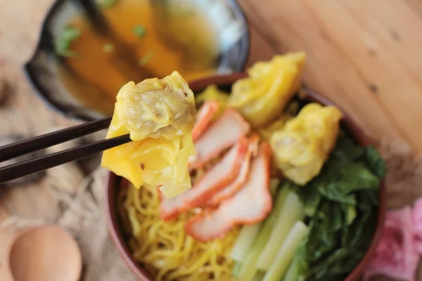 Fideos de huevo con cerdo y albóndigas es delicioso . —  Fotos de Stock