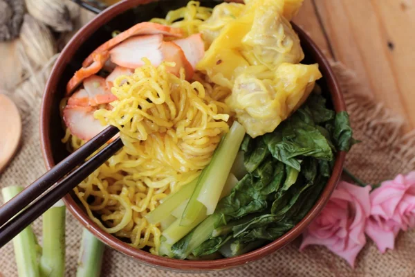 Domuz eti ve hamur tatlısı ile yumurta noodles lezzetli.