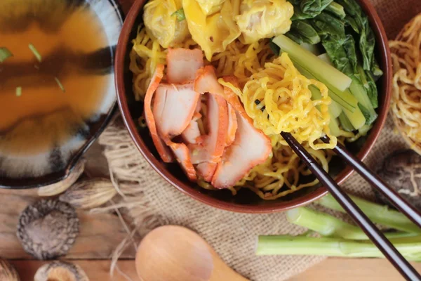 Domuz eti ve hamur tatlısı ile yumurta noodles lezzetli.