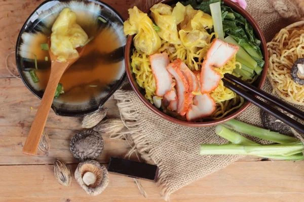 Fideos de huevo con cerdo y albóndigas es delicioso . —  Fotos de Stock