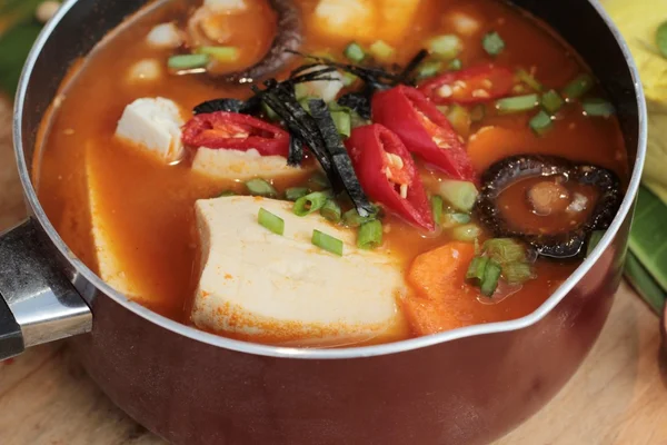 La soupe coréenne au tofu kimchi traditionnelle est délicieuse — Photo
