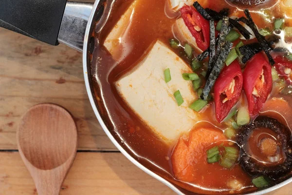 Kore tofu kimchi çorbası geleneksel lezzetlidir