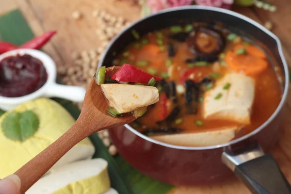 La soupe coréenne au tofu kimchi traditionnelle est délicieuse — Photo