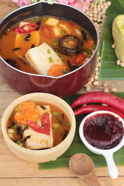 La soupe coréenne au tofu kimchi traditionnelle est délicieuse — Photo