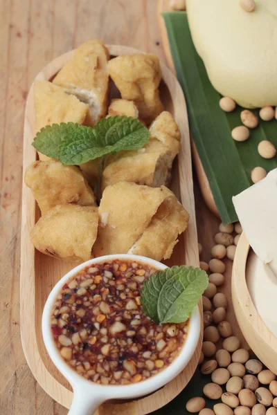 Tofu fritto, cibo vegetariano cinese con salsa — Foto Stock