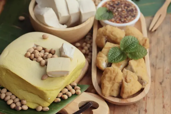 Stekt tofu, kinesisk vegetarianmat med sås — Stockfoto