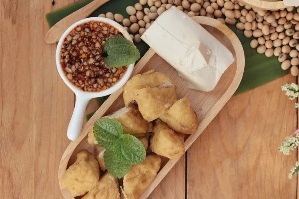 Tofu fritto, cibo vegetariano cinese con salsa — Foto Stock