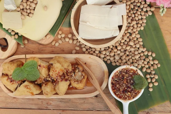 Tofu fritto, cibo vegetariano cinese con salsa — Foto Stock