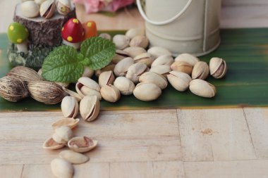 Antep fıstığı ahşap arka plan üzerinde lezzetli