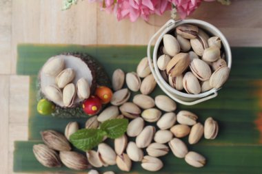 Antep fıstığı ahşap arka plan üzerinde lezzetli