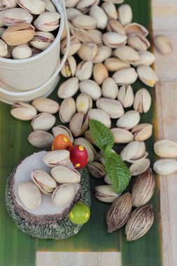 Antep fıstığı ahşap arka plan üzerinde lezzetli
