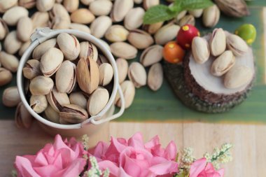 Antep fıstığı ahşap arka plan üzerinde lezzetli