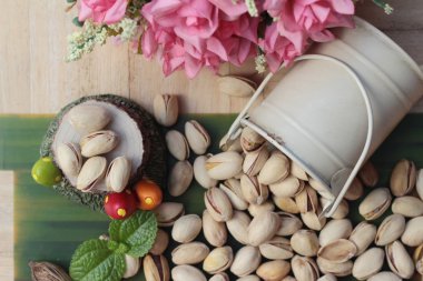 Antep fıstığı ahşap arka plan üzerinde lezzetli