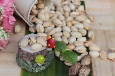 Antep fıstığı ahşap arka plan üzerinde lezzetli