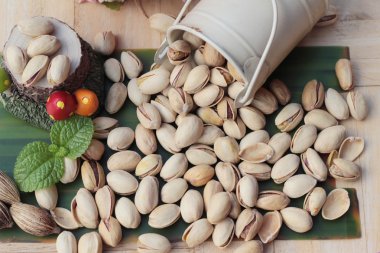 Antep fıstığı ahşap arka plan üzerinde lezzetli