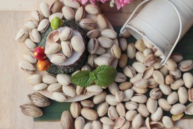 Antep fıstığı ahşap arka plan üzerinde lezzetli