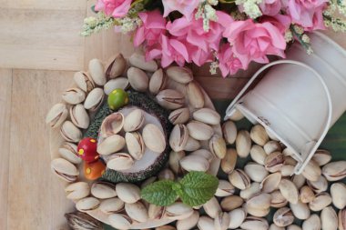 Antep fıstığı ahşap arka plan üzerinde lezzetli