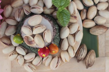 Antep fıstığı ahşap arka plan üzerinde lezzetli