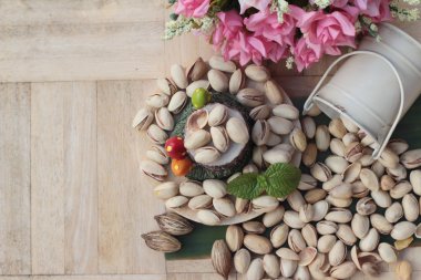 Antep fıstığı ahşap arka plan üzerinde lezzetli