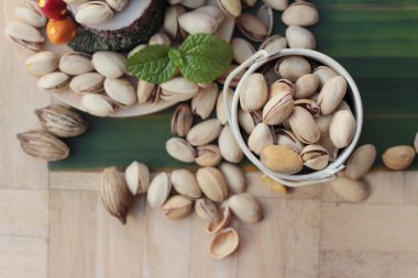 Antep fıstığı ahşap arka plan üzerinde lezzetli