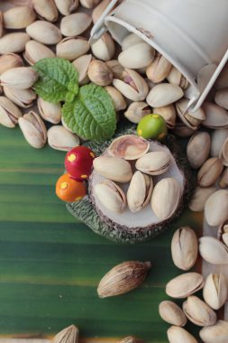 Antep fıstığı ahşap arka plan üzerinde lezzetli