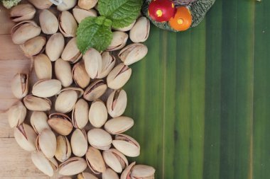 Antep fıstığı ahşap arka plan üzerinde lezzetli