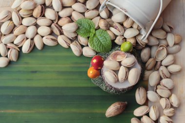 Antep fıstığı ahşap arka plan üzerinde lezzetli