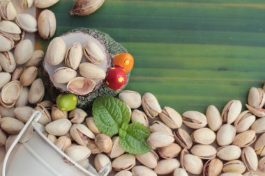 Antep fıstığı ahşap arka plan üzerinde lezzetli