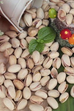 Antep fıstığı ahşap arka plan üzerinde lezzetli