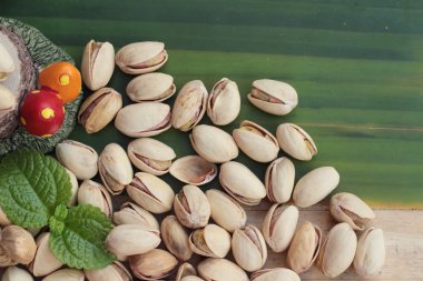 Antep fıstığı ahşap arka plan üzerinde lezzetli