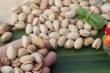 Antep fıstığı ahşap arka plan üzerinde lezzetli