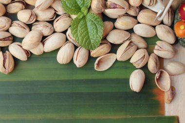 Antep fıstığı ahşap arka plan üzerinde lezzetli