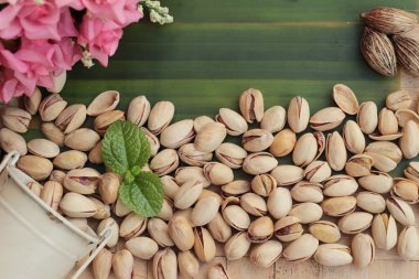 Antep fıstığı ahşap arka plan üzerinde lezzetli