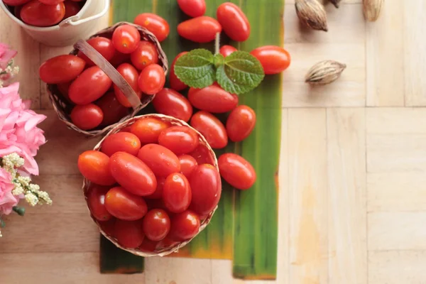 Los tomates cherry de pera son alimentos orgánicos saludables — Foto de Stock