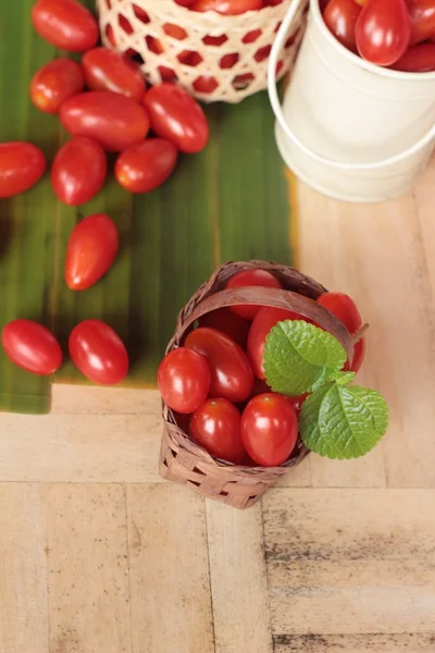 Los tomates cherry de pera son alimentos orgánicos saludables — Foto de Stock