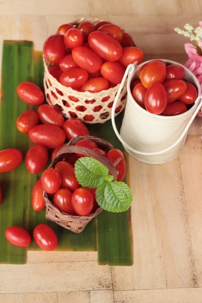 Los tomates cherry de pera son alimentos orgánicos saludables — Foto de Stock