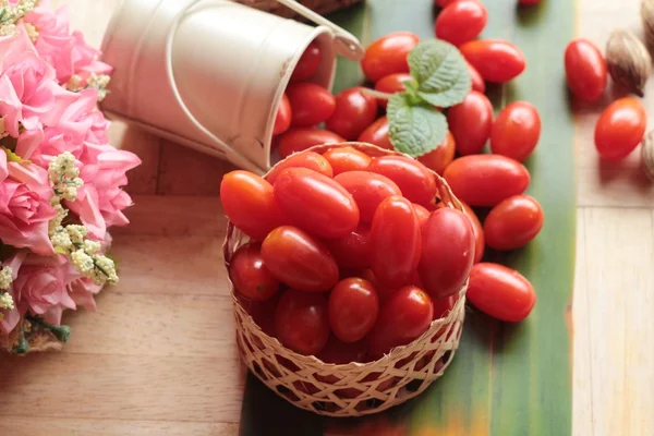 Los tomates cherry de pera son alimentos orgánicos saludables — Foto de Stock