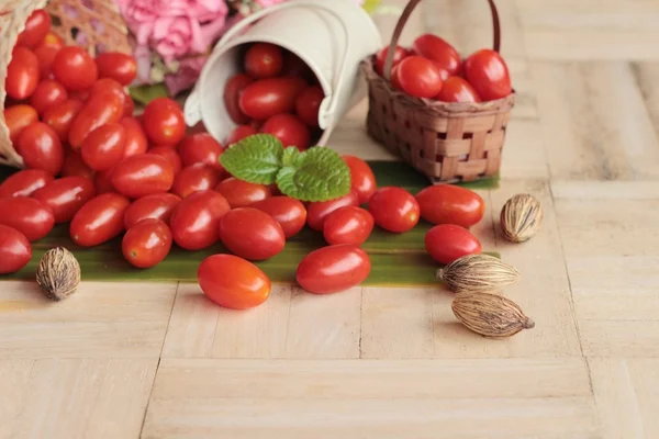 Birnenkirschtomaten sind gesunde Bio-Lebensmittel — Stockfoto